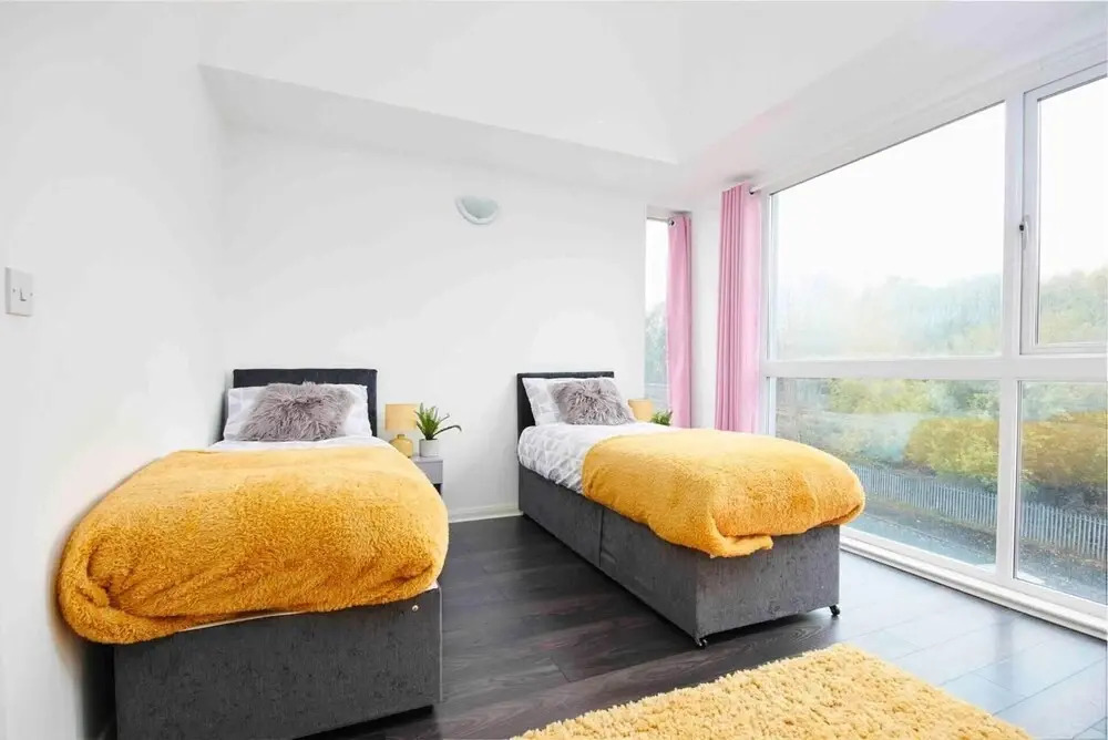 Dellehomes Remarkable 4-bed House in Manchester