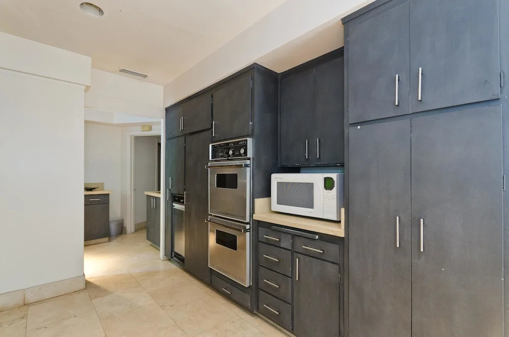 LA128 2 Bedroom Apartment By Senstay