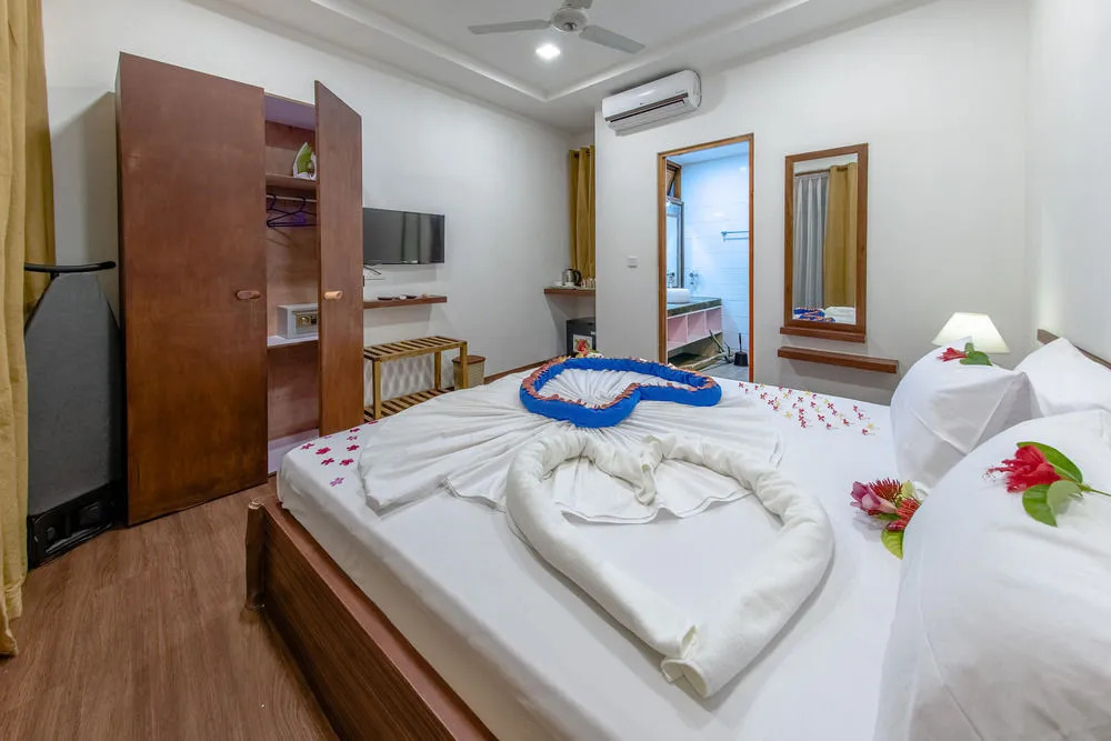 Отель Dhiffushi White Sand Beach