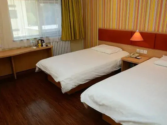 Home Inn (Beijing International Exhibition Center Liufang Metro Station)