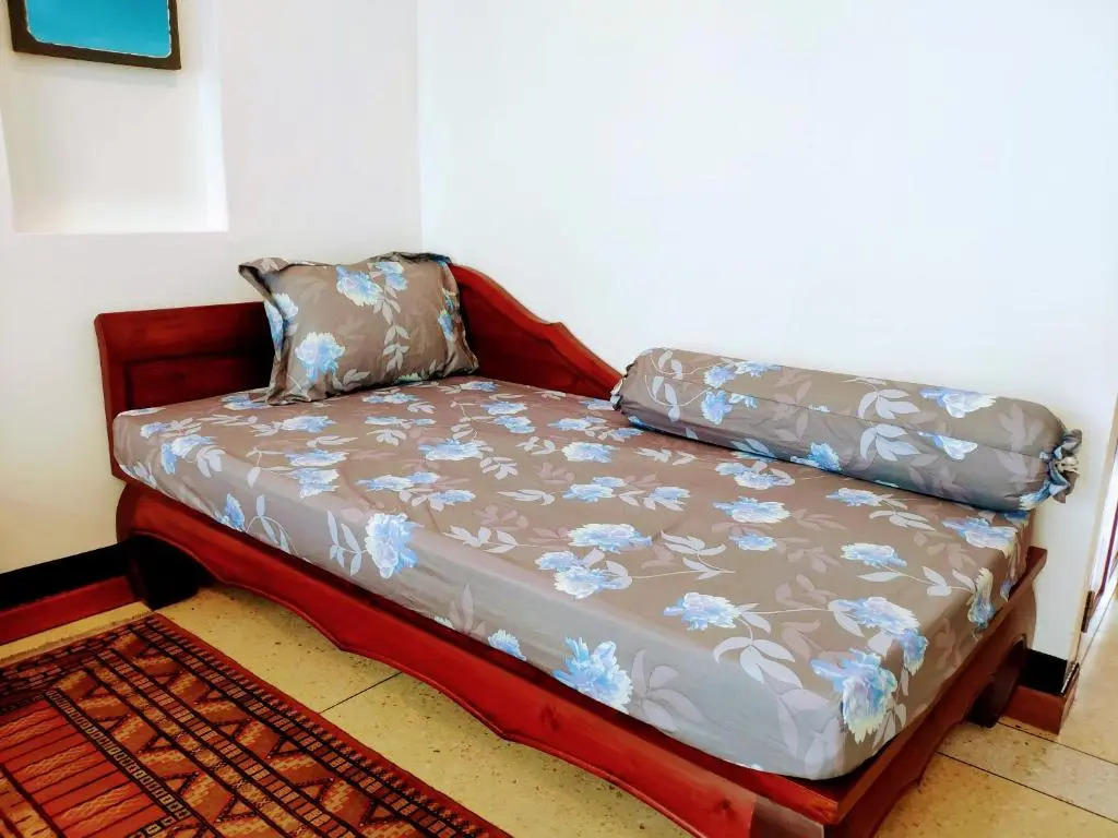 Quiet studio with king bed, kitchen and balcony