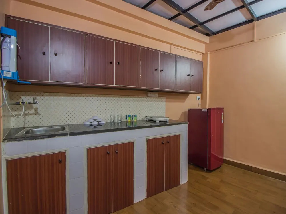 OYO 12197 Home Colourful Studio