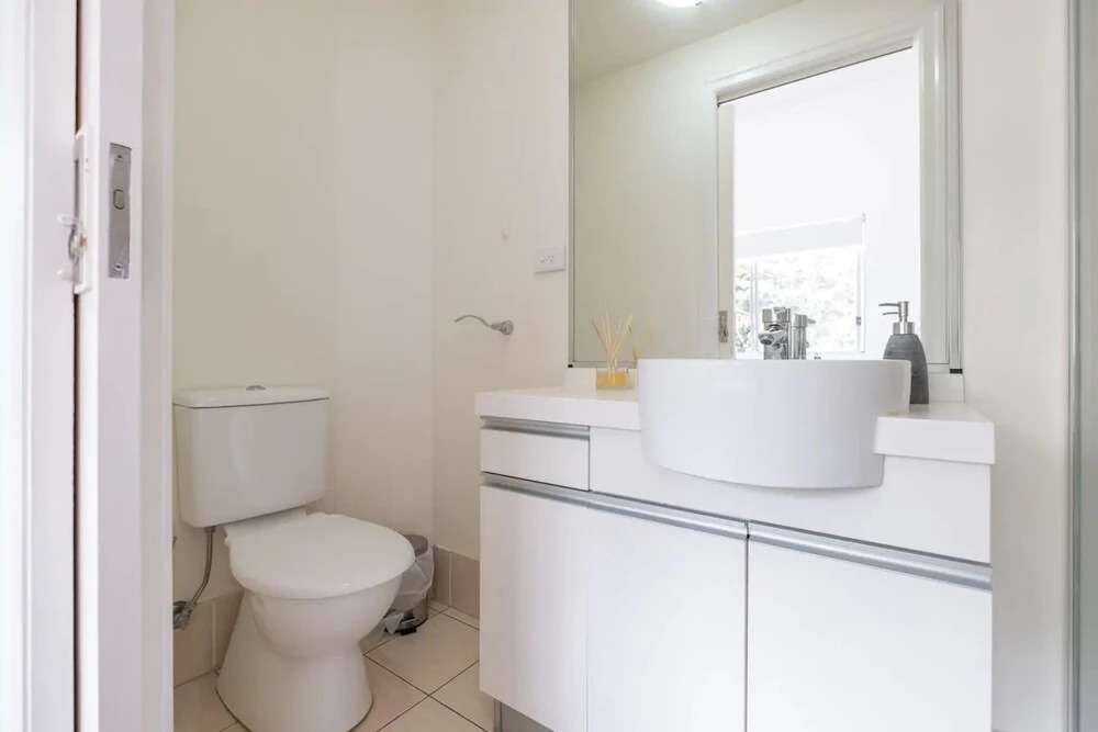 Peaceful 1 Bedroom Apartment with Parking