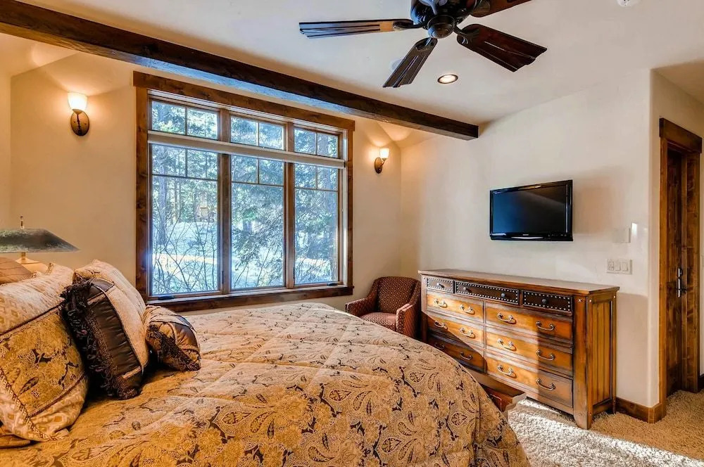 Bear Tracks Lodge
