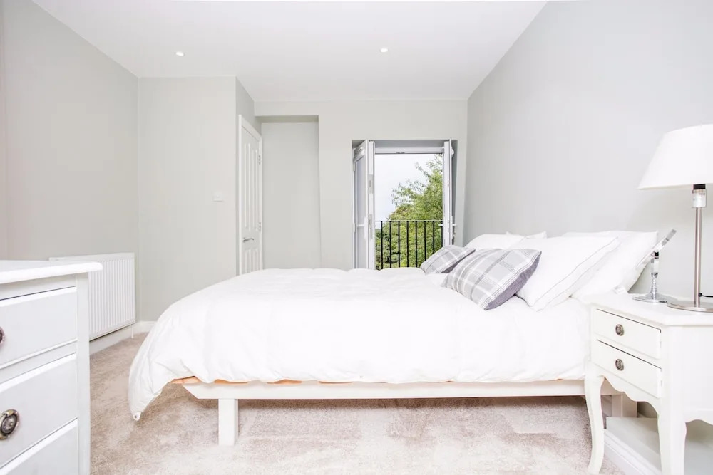 3 Bedroom Home With Skylight and Garden