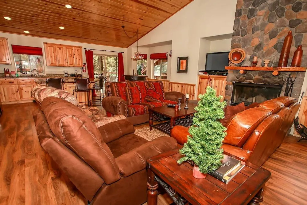 1641 - Timber Wolf Den by RedAwning