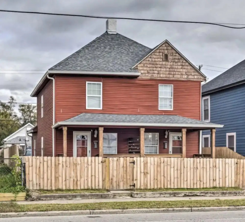 Urban Chic Townhome Near Downtown