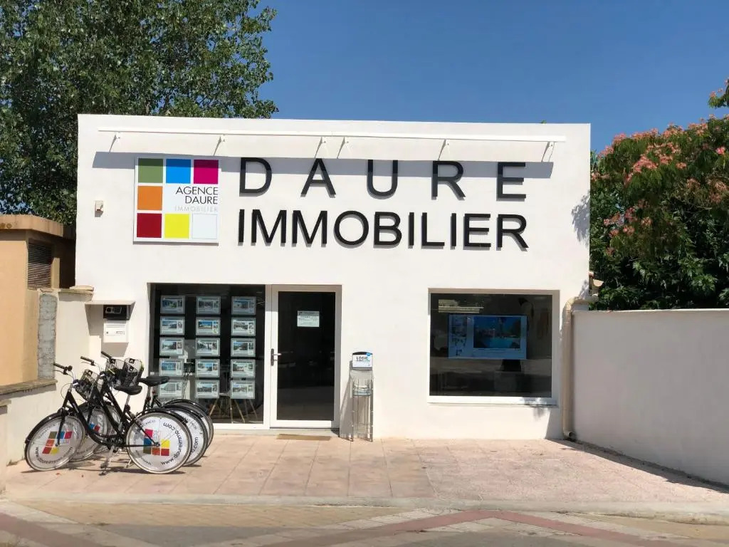 Belle villa 2 chambres terrasse sud parking privatif dans résidence sécurisée avec piscine commune 800 m de la mer LRCS61