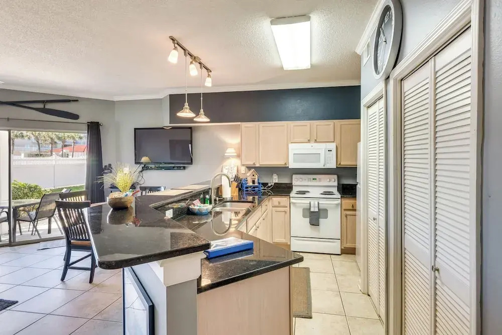 Destin Ground-level Condo w/ Private Beach Access