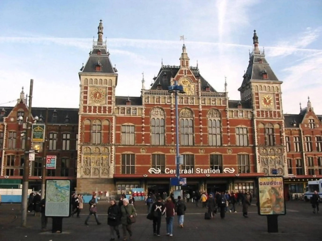 Railway to Amsterdam Center Apartment