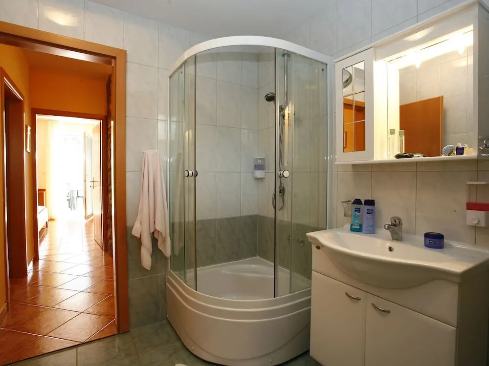 Apartment with Sea View And Ac, 12 Km From Sibenik