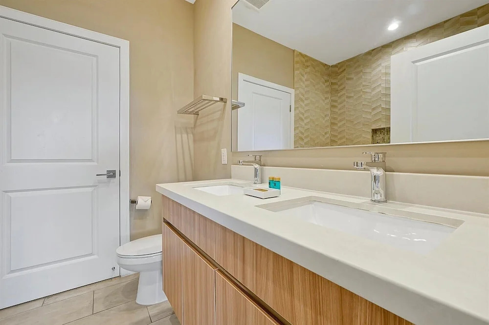 Spacious Luxury 4BR Suite Near Disney