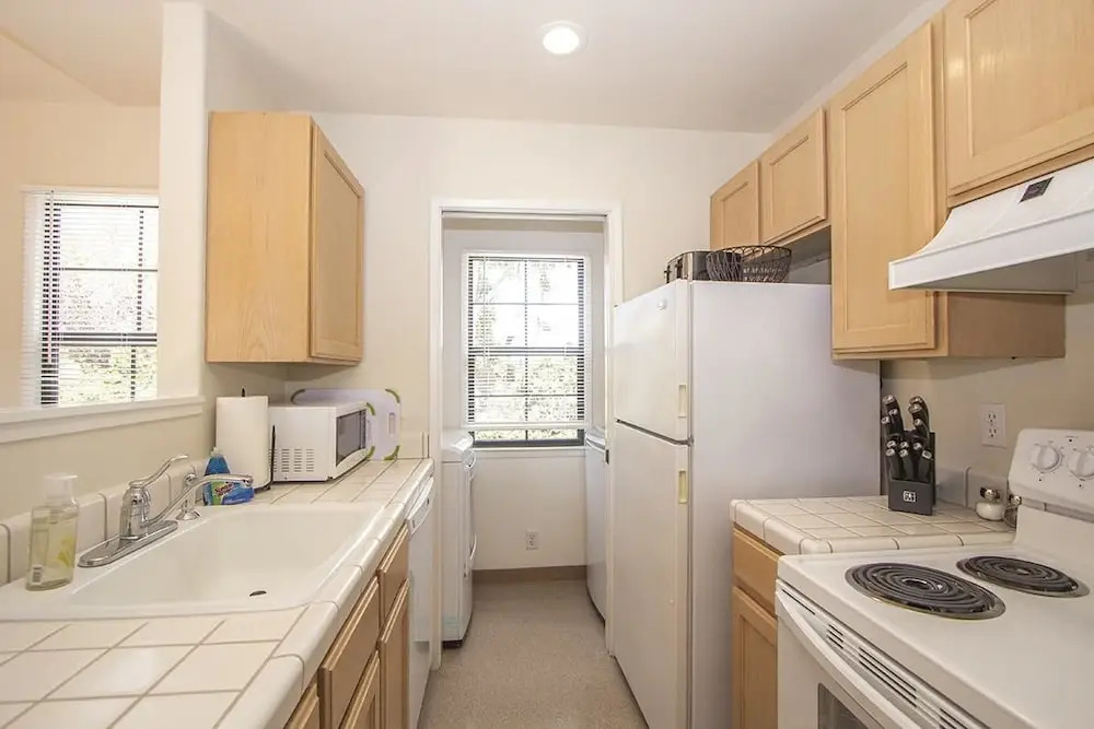 Beautiful 2 Bedroom Detached Apartment, Walk to Downtown Monterey and Fishermans Wharf