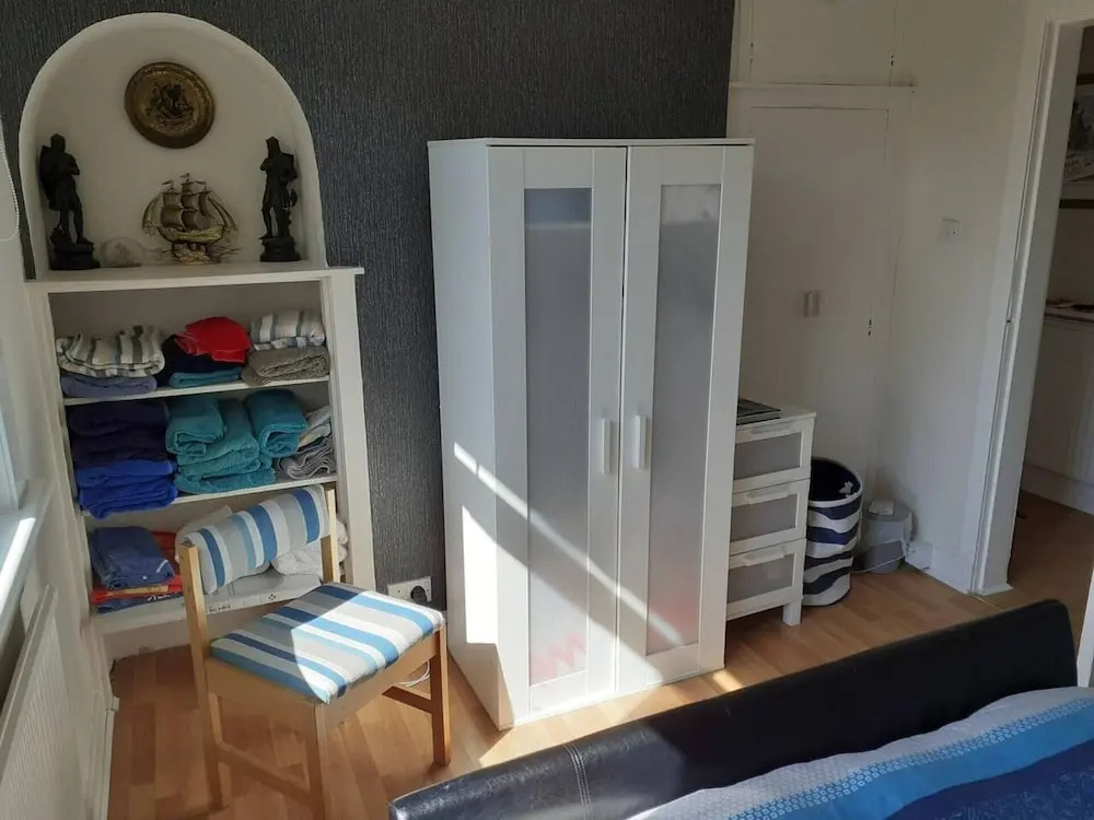 Marina View, Lovely Upper 3 Bedroom Apartment