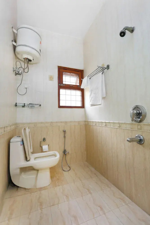 Amber Crest by Redolive10min ~airportdelhi2bhk