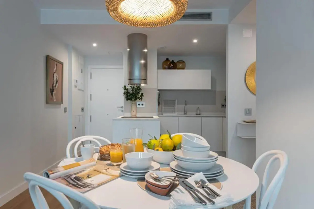 SUITE LUX APARTMENT. 80m FROM BEACH. FreeParking.