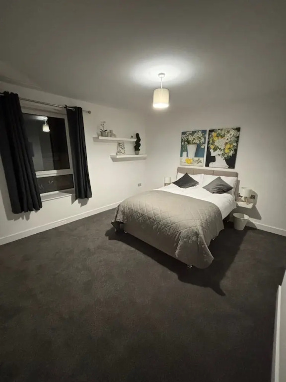 Shawforth - 2 Beds - Sleeps 4 - Street Parking