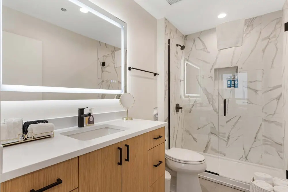 Brand-new 3BR City Views Prime West Loop Spot
