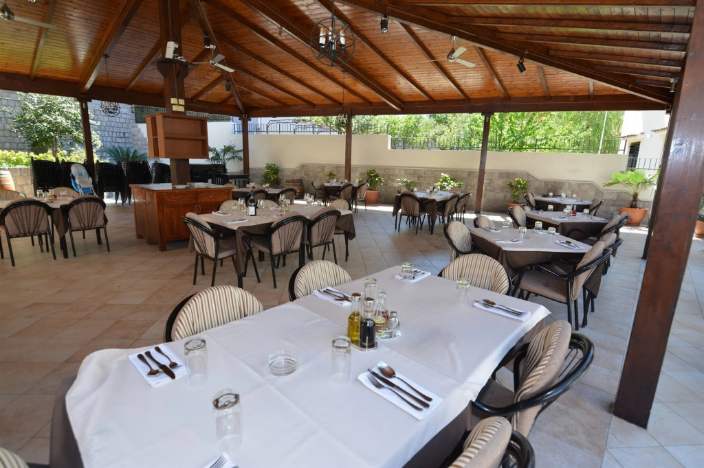 ROOMS & APARTMENTS DOBROTSKI DVORI