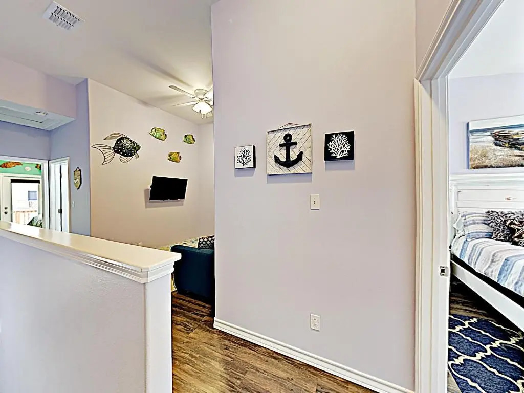 BC207 Beautifully Decorated Townhome, Heated Pool, 1 Minute to Beach