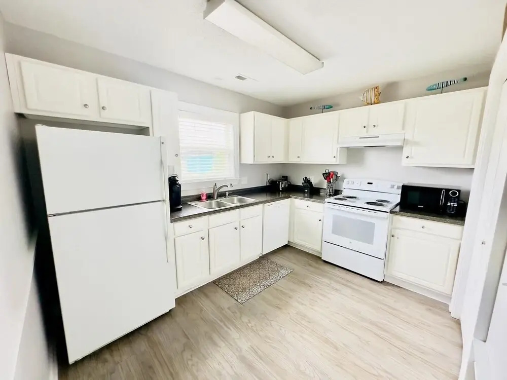 Casa De Verde 4 Bedroom Home by RedAwning