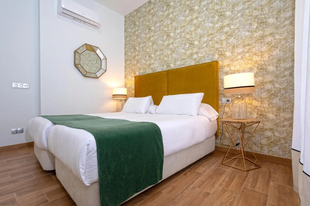 Modern apartment located close from the city center. Recaredo V