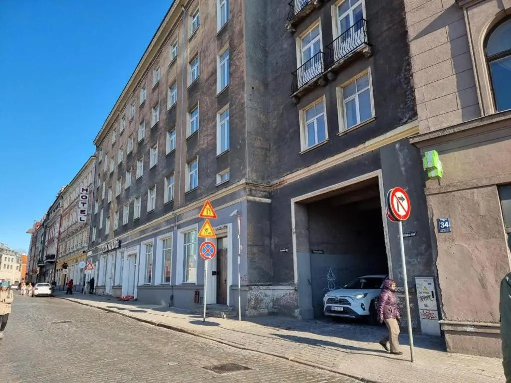 City Inn Riga App 2026 renovated, Town Hall view with parking