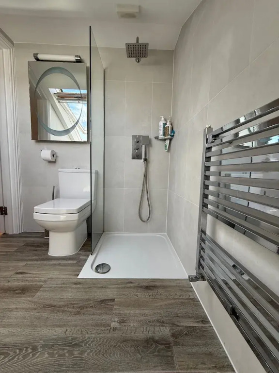 5 Bed House - Sleeps 8 - Pets - Parking - Wifi