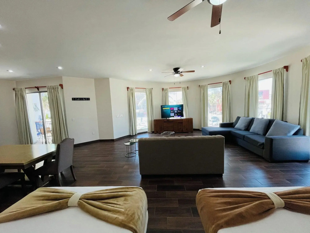 La Lola Hotel & Suites