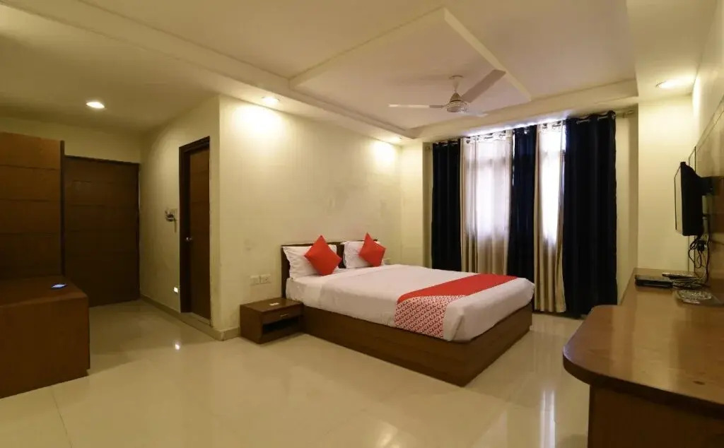 OYO 27830 Hotel Luxury Inn