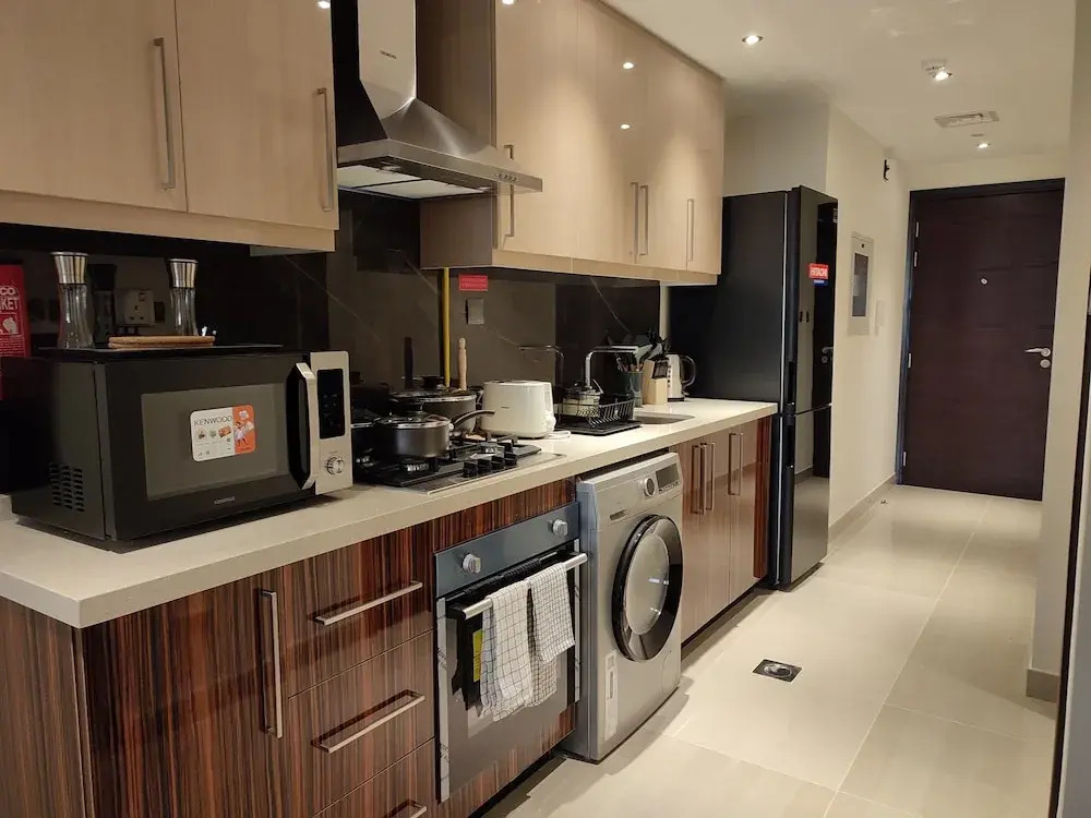 Whitesage - Sleek Studio With Canal View Near Metro