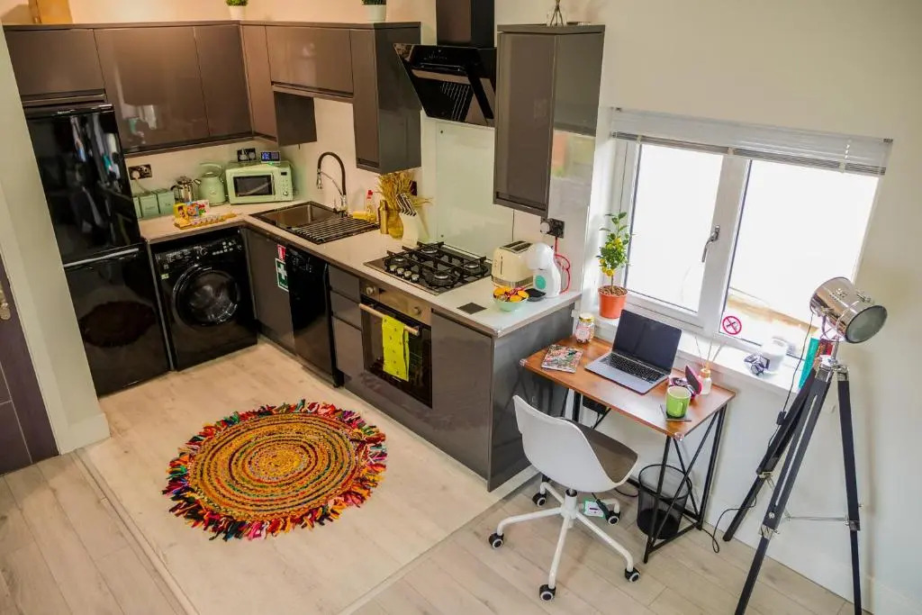 NEW Cosy & Secure - 2 Bed - Free WIFI - Modern & Functional
