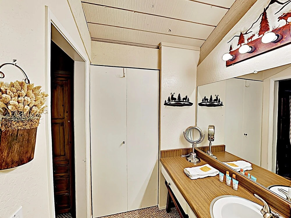 Mt. W/ Sleep Number Beds - Walk To Slopes 2 Bedroom Condo