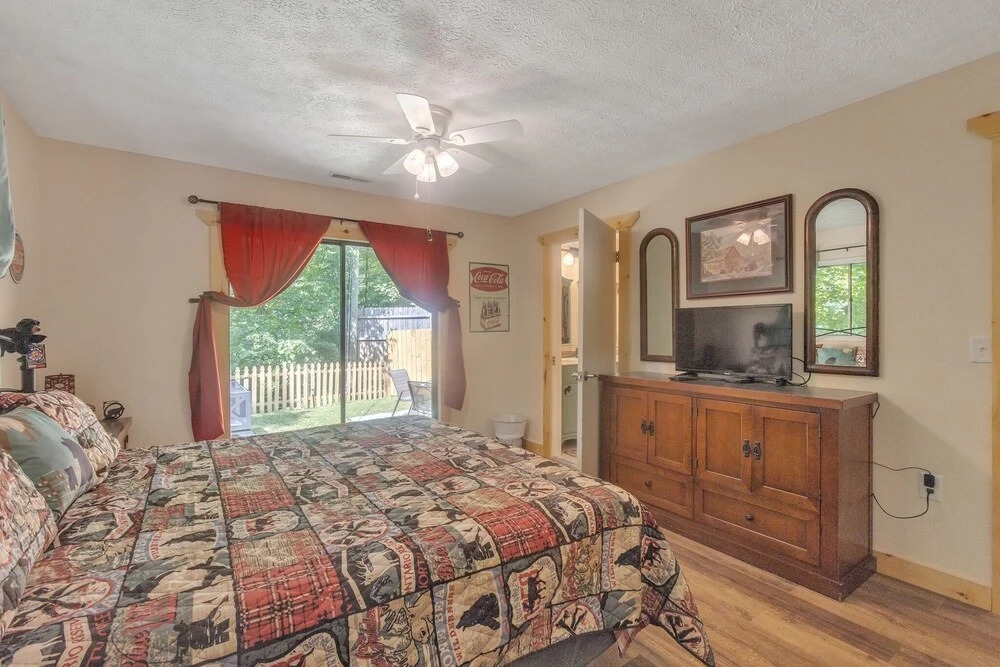 Thirsty Bear Den - Relaxing Pet Friendly Cabin In Gatlinburg 3 Bedroom Home by Redawning