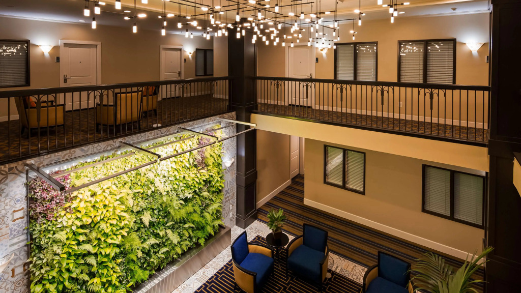 Best Western Plus Palm Court Hotel