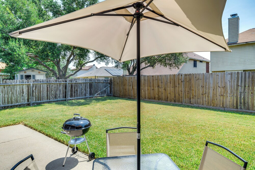 Pet-friendly Corpus Christi Home: 12 Mi to Beach!