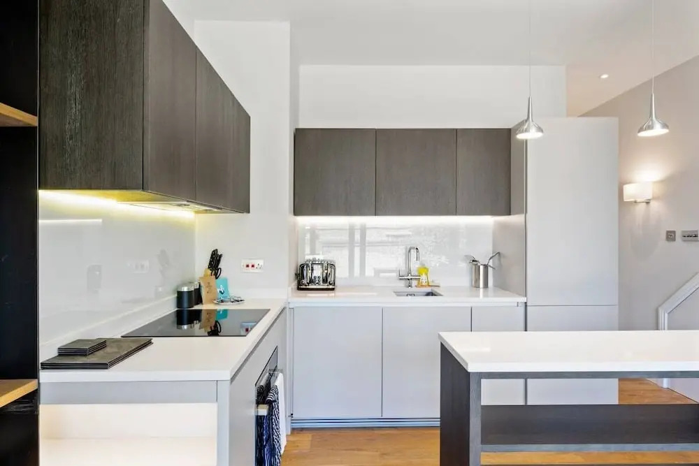 Designer 1-bed Flat W/juliet Balcony nr Wimbledon