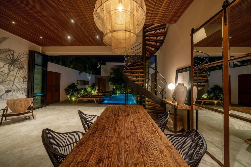 Luxury Private Loft, 2 BR, Canggu With Staff