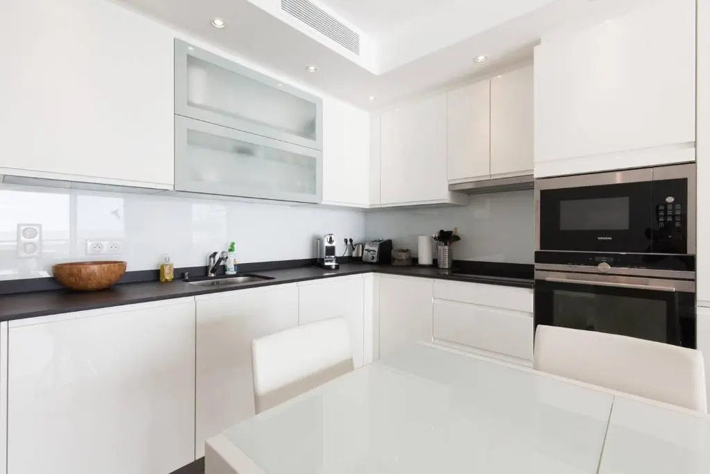 On la Croisette: luxe 2 bedrooms/ 2 baths