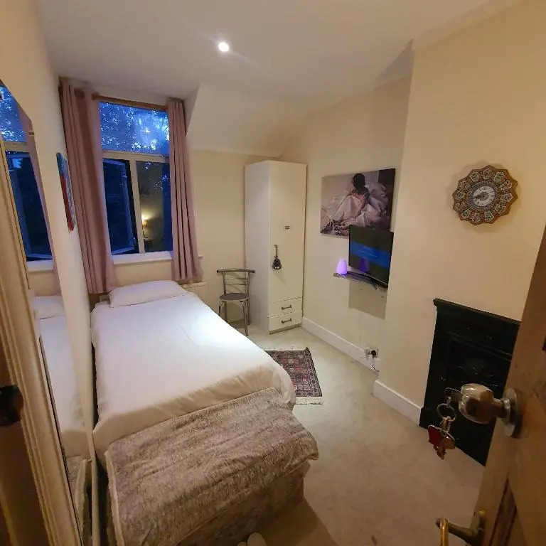 Monalisa single room near Edgware station