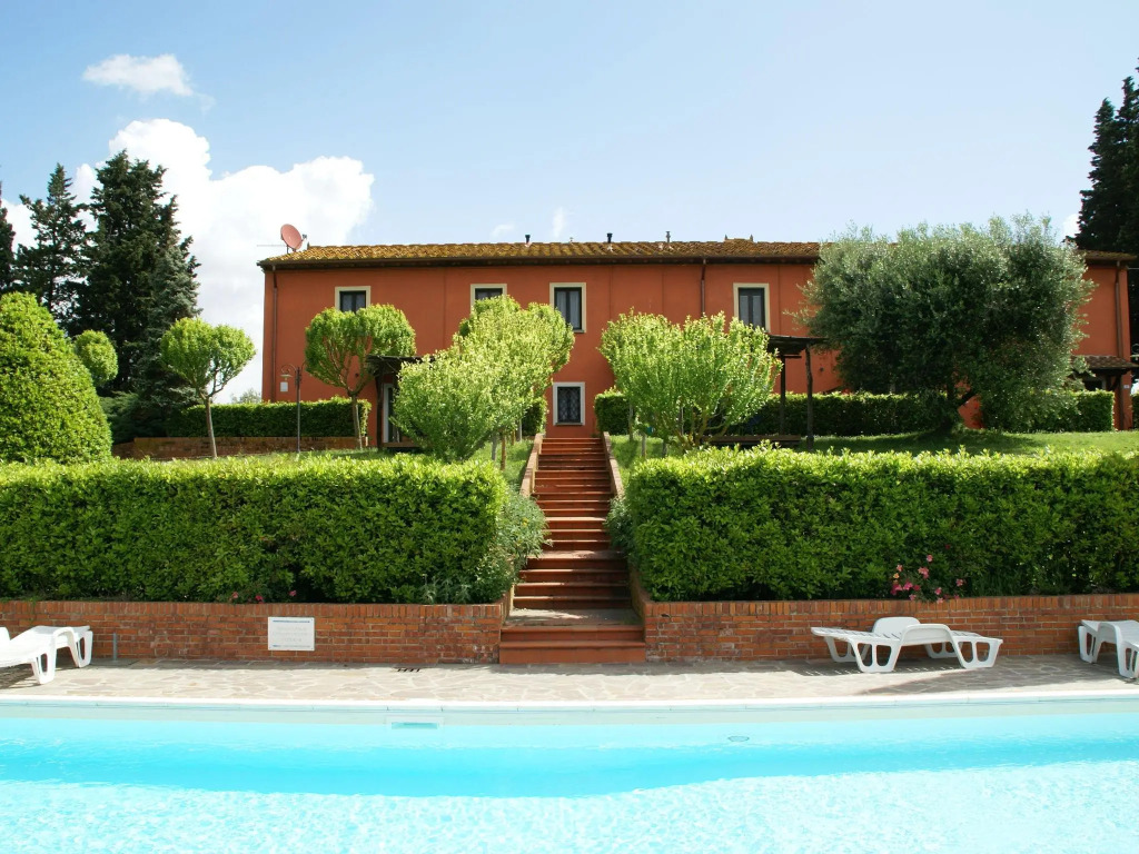 Spacious apartment furnished in Italian style in the hills