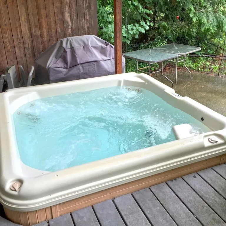 70MBR- Hot Tub - BBQ - Wi-Fi - Pets Ok - Sleeps 8