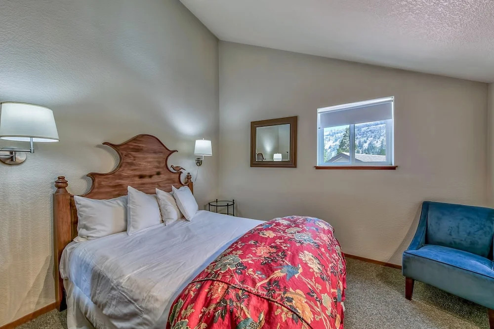 2br+ Loft Centrally Located Kirkwood Great Value 2 Bedroom Condo by RedAwning