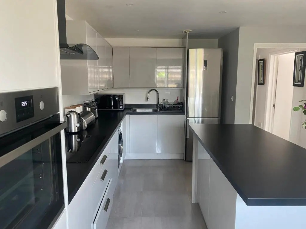 Luxury 2 bedrooms fully equipped Apartment with garden, Free Parking, Free Wifi & Netflix