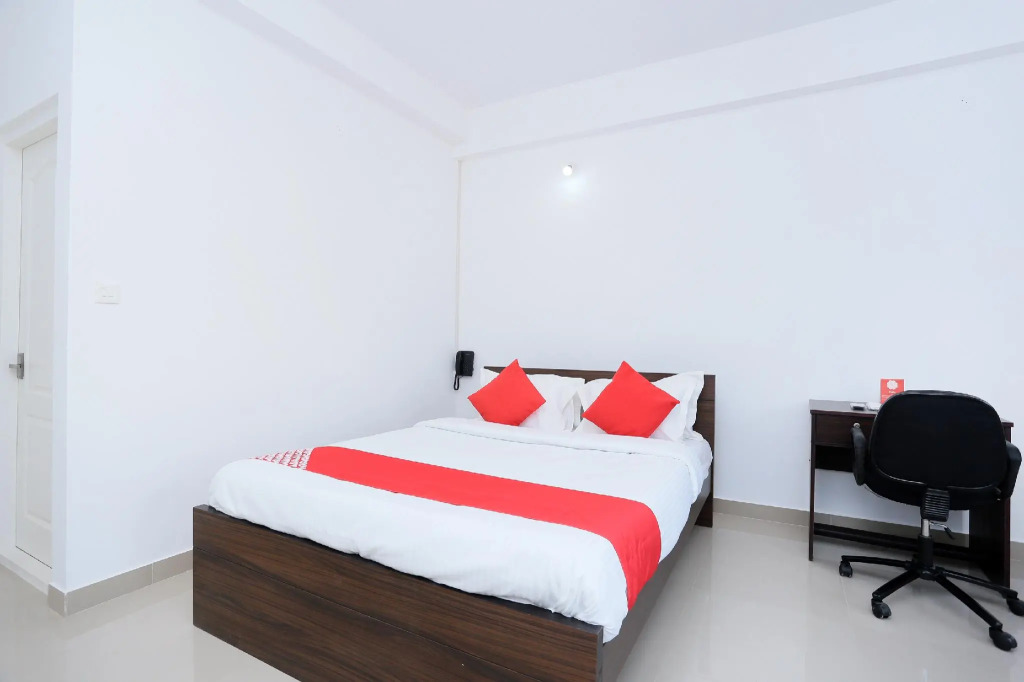 OYO Flagship 30431 Camp Mars Apartments,