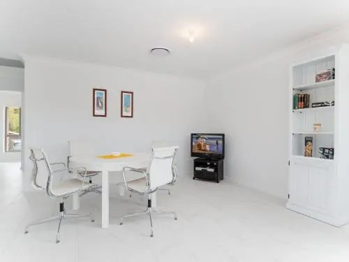 5 Bent Street huge house with Foxtel and Aircon
