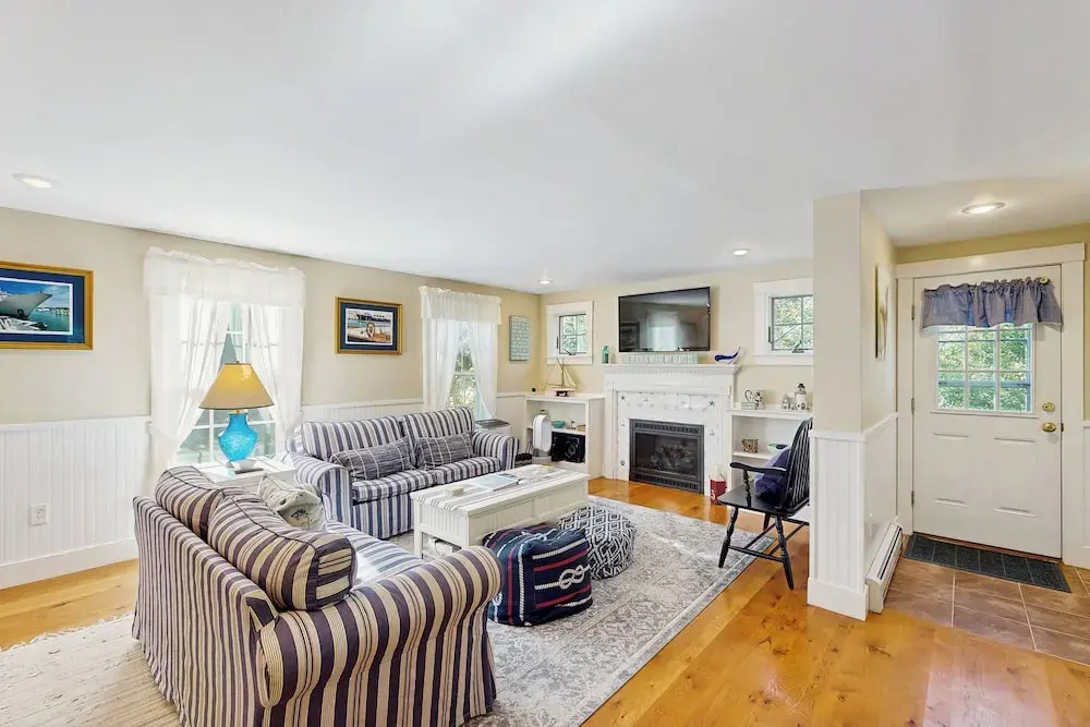 3BR House in Central Location w/ AC, Deck & Yard