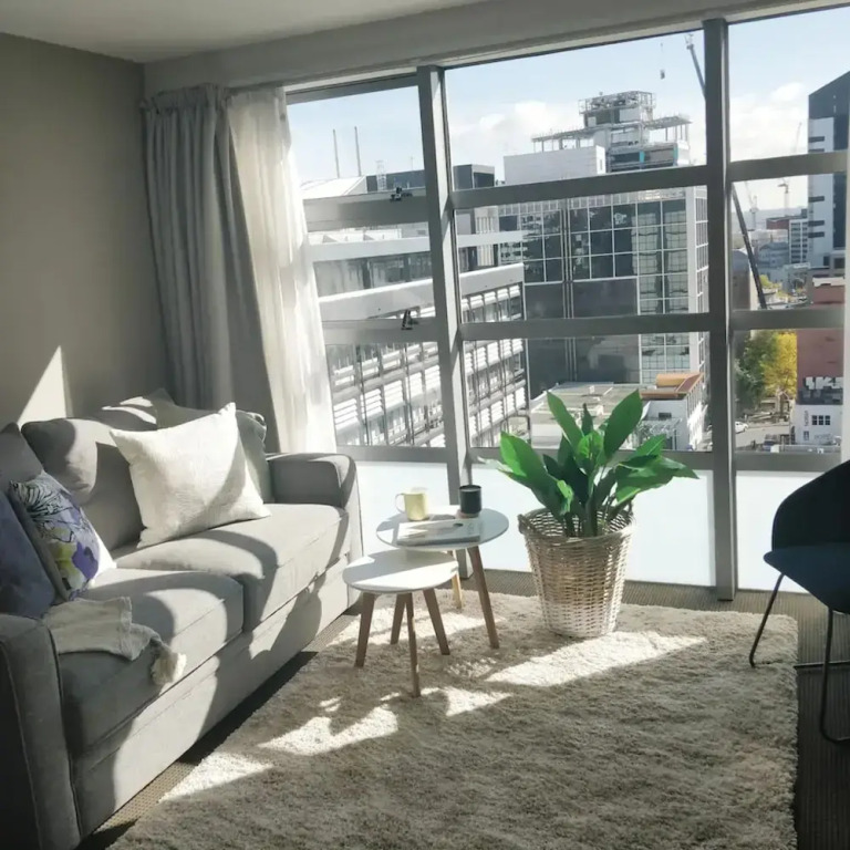 Light Filled Modern 1 Bedroom Apartment