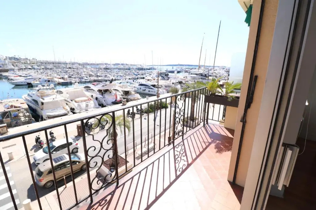 1 bedroom with direct view to the Old Port 267