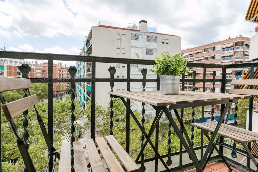 Lovely 2bed W/balcony in City Center, Near Metro